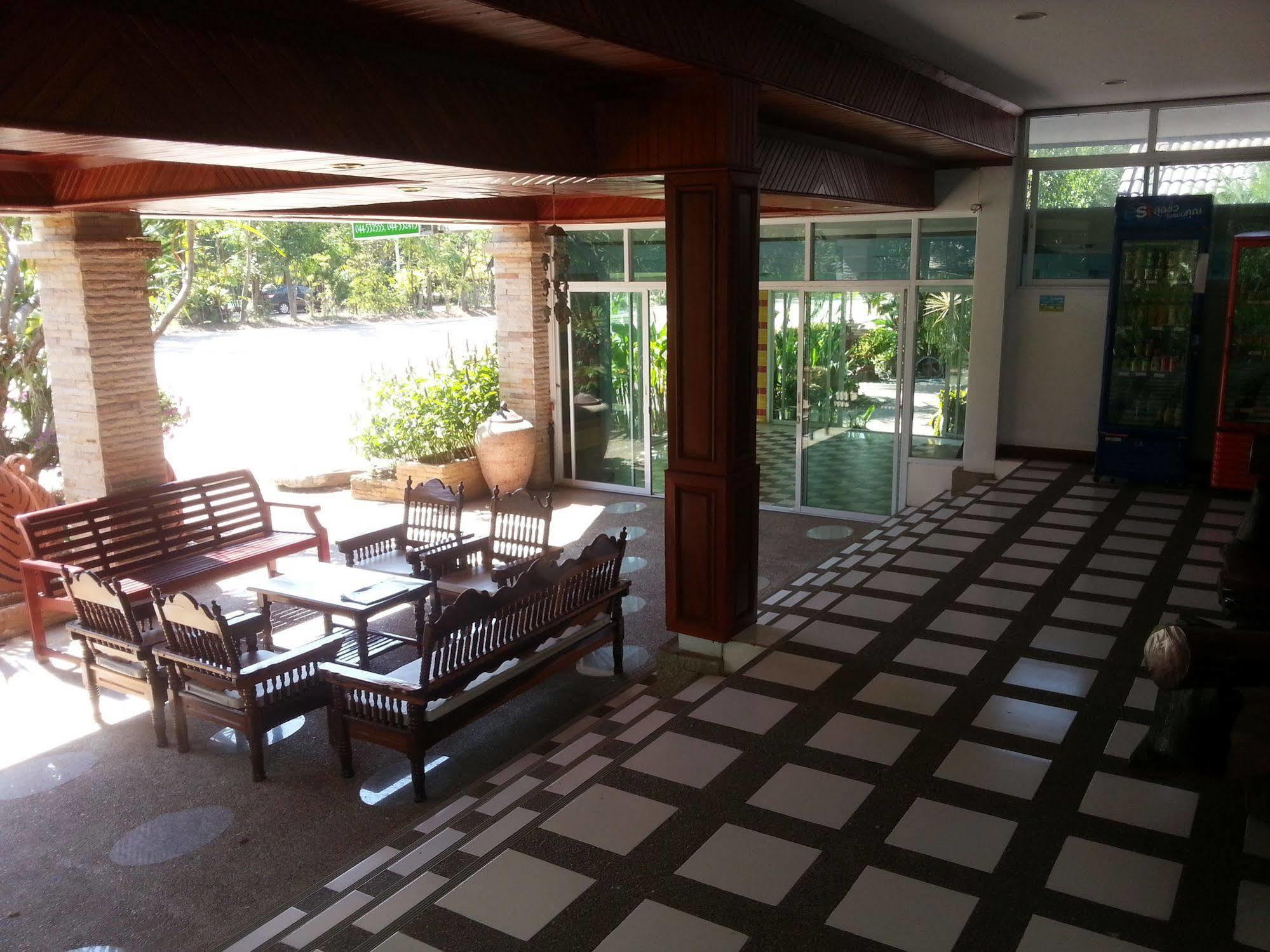 Thong Paeka Hotel Prasat Exterior foto